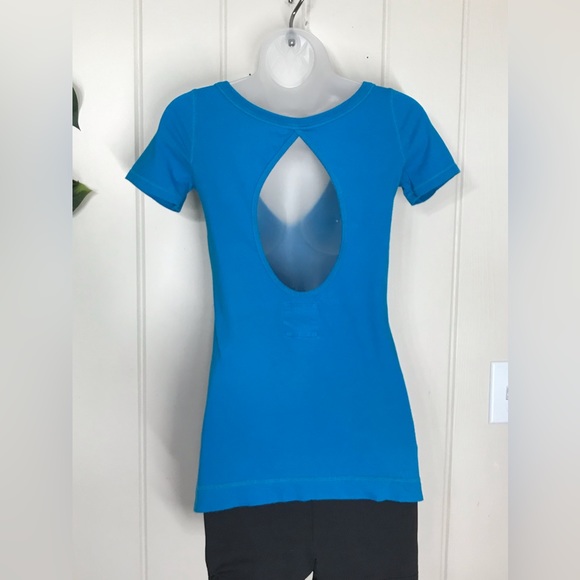 Hollister V-neck Blouse Large Open Back shape Teardrop or Oval
XS 0 - 2 Small - Picture 9 of 15